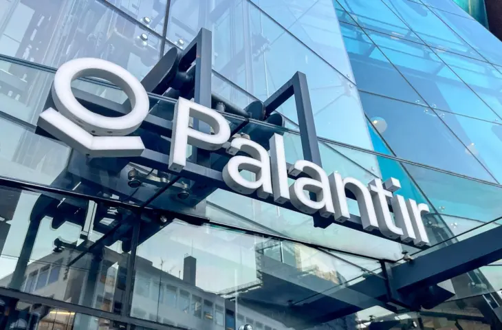 Fujitsu verdiept samenwerking met controversiële ICE- en IDF-partner Palantir